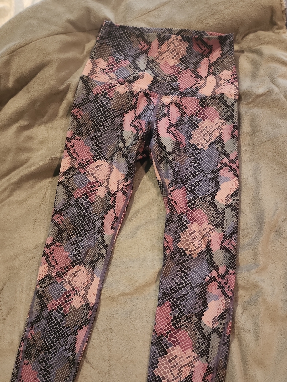Lorna Jane Pastel Muted Snake Print 7/8 Tights  Small